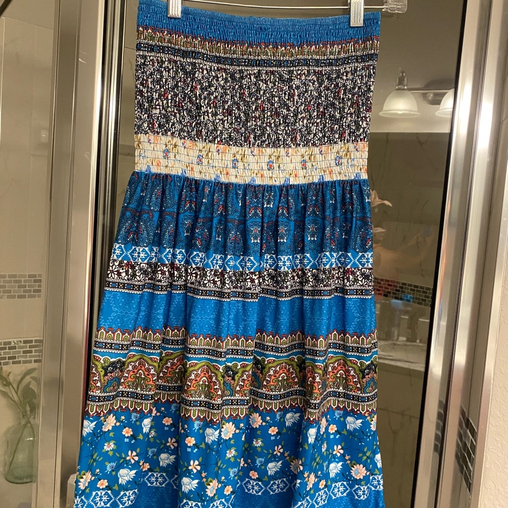 Strapless cotton dress. Above knee. Elastic under bodice.